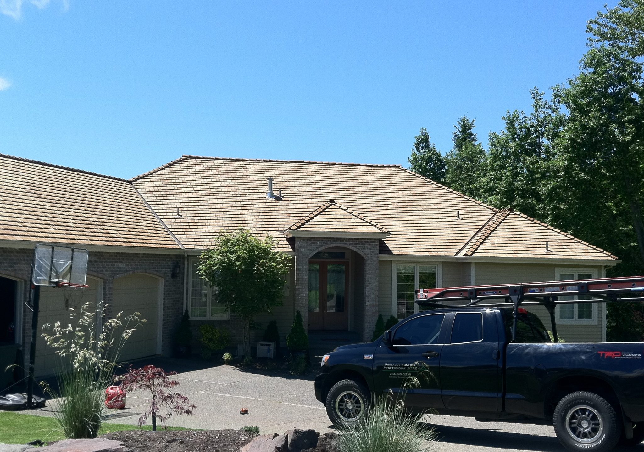 Bellevue shake roof project featuring Tapersawn Heavy Shakes by Imperial